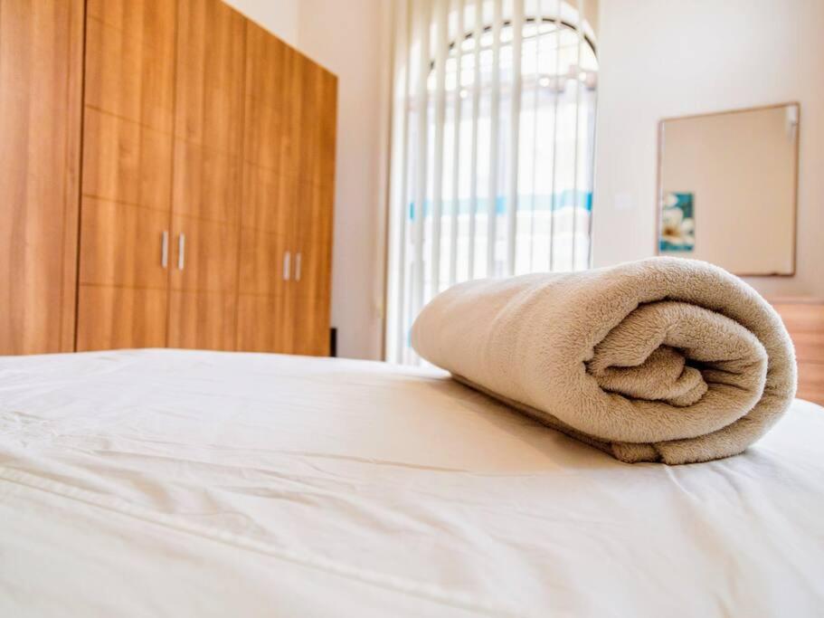 Sea Views Apartment-Wifi-Sleep 5 Марсаскала Екстериор снимка