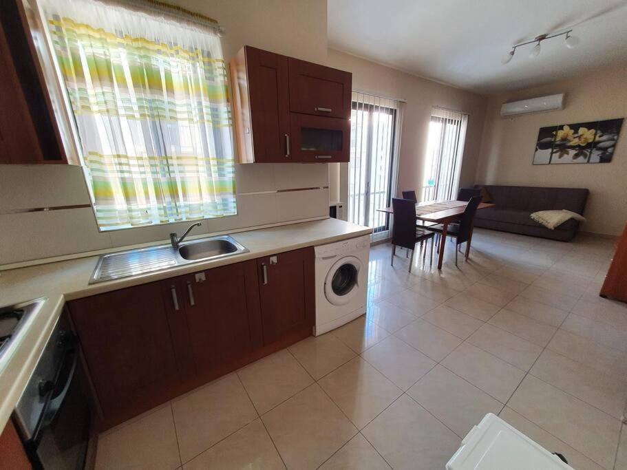 Sea Views Apartment-Wifi-Sleep 5 Марсаскала Екстериор снимка